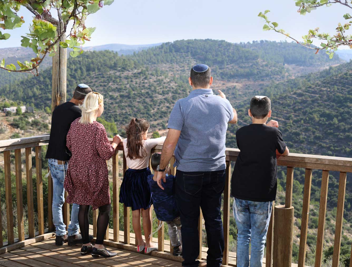 משפחה מסתכלת בנוף בנוה צוף